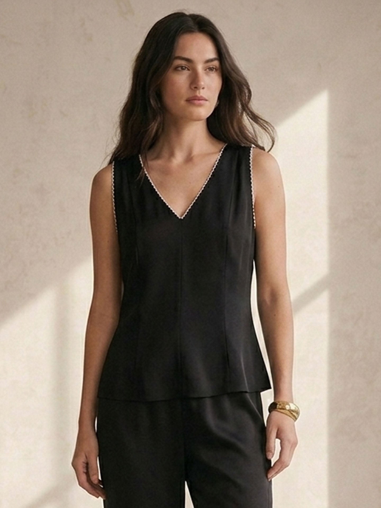 Silk V-Neck Sleeveless Top#color_Black