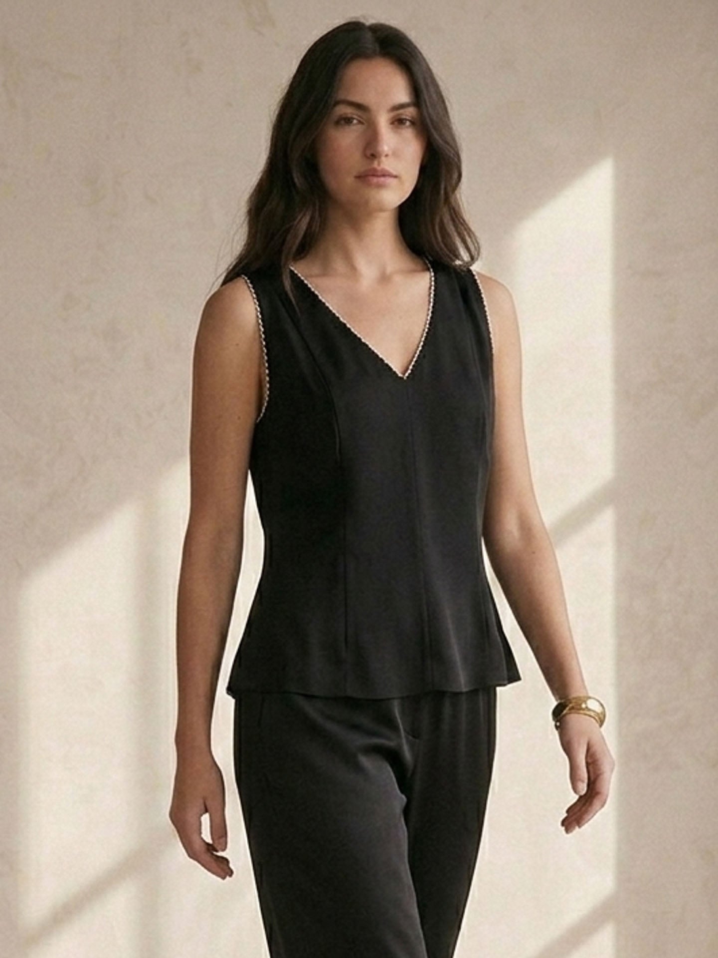 Silk V-Neck Sleeveless Top#color_Black